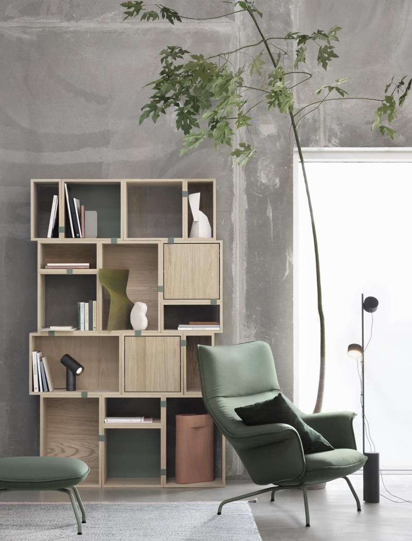 stacked-oak-muuto-stacked-als-buecherregal-im-buero-mit-viel-stauraum.jpg
